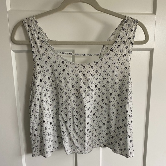 Flowy top with fun back, shows minimal mid drift - Picture 3 of 5